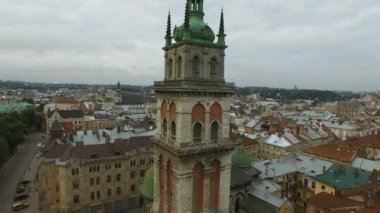 Lviv antik kilise üzerinde hava uçuş.