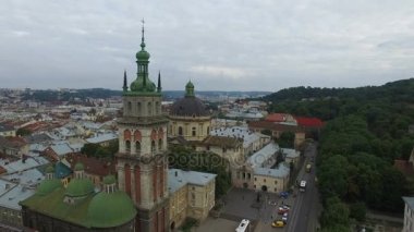 Lviv antik kilise üzerinde hava uçuş.