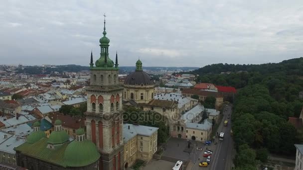 Voo AERIAL sobre a igreja antiga em Lviv . — Vídeo de Stock