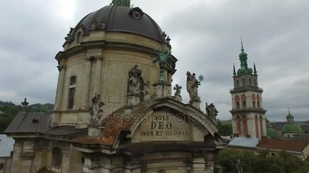 Flug aus der Luft über die antike Kirche in Lwiw. — Stockvideo