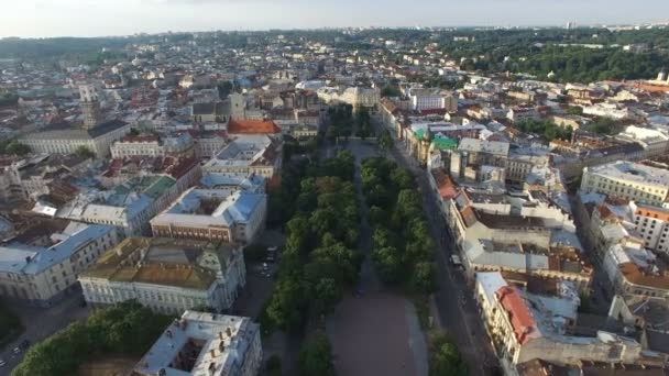 Voo sobre Liberty Avenue no centro de Lviv — Vídeo de Stock