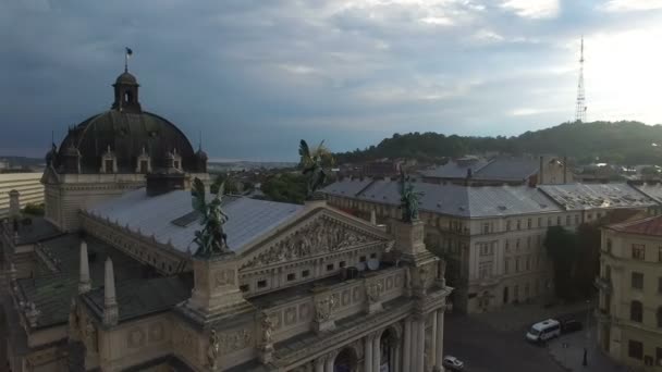在利沃夫歌剧和芭蕾舞剧院附近空中飞行. — 图库视频影像