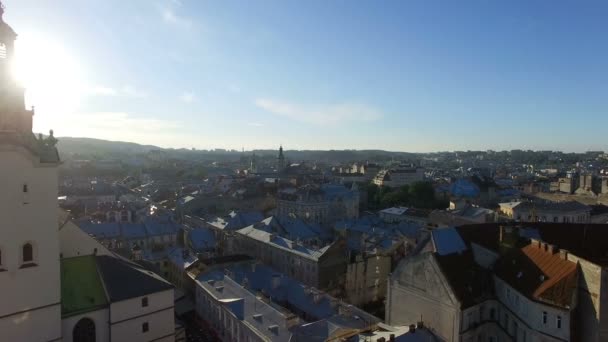 Vuelo aéreo sobre la antigua iglesia de Lviv . — Vídeos de Stock