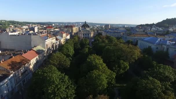Полет над проспектом Свободы в центре Львова — стоковое видео