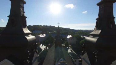 Hava uçuş Lviv antik kilise uzakta. 4k