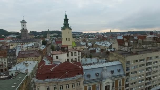 Vzdušný let nad starověké církve ve Lvově. — Stock video