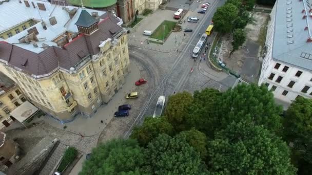 Tramwaj turnes połą rogu. Antenowe strzelać. — Wideo stockowe