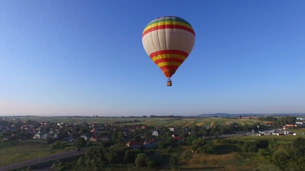 Letecký snímek z horkovzdušný balón, který cestuje zdarma na obloze. — Stock video