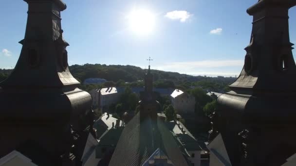 Vuelo aéreo lejos de la antigua iglesia de Lviv. 4K — Vídeos de Stock