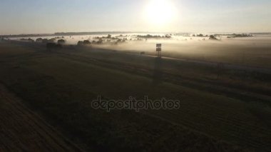 Yol sis sis kırsal kırsal üzerinde uçan