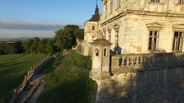 Vuelo aéreo alrededor del balcón del antiguo castillo en Ucrania. 4K . — Vídeo de stock