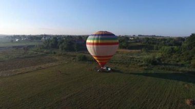 Hava uçuş için hazırlanıyor bir sıcak hava balonu görüntüsünü.