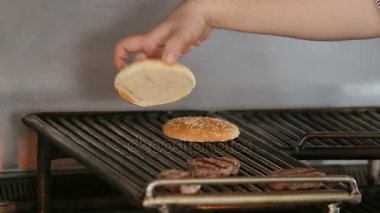Bir ızgarada pişirme hamburger ekmeği.