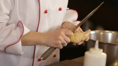 Wooman bıçak ile temiz zencefil