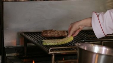 Şef ızgara sebze koyar