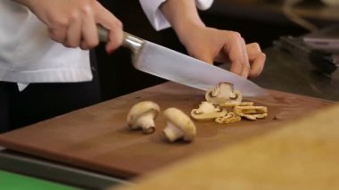 bıçak kesim mantar