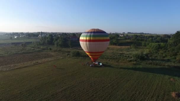 Image aérienne d'une montgolfière se préparant au vol . — Video