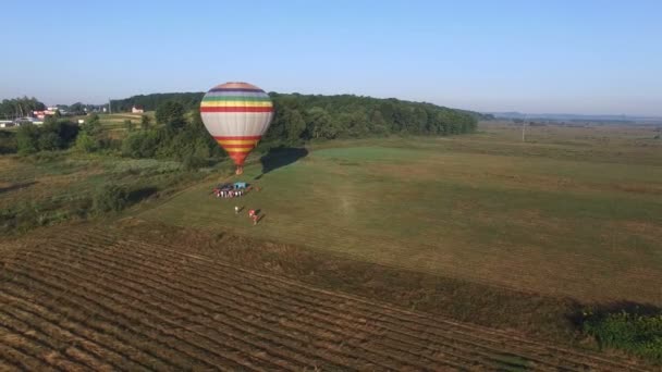 Aerial bilden av en luftballong flyger upp. — Stockvideo