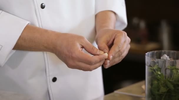 Mãos do cozinheiro alho limpo — Vídeo de Stock