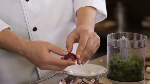 Руки кухаря прибрали лук — стокове відео