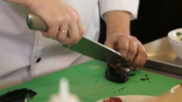 Chef limpia pimiento a la parrilla con cuchillo — Vídeo de stock