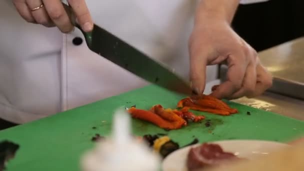 Шеф-кухар вирізає червоний перець — стокове відео
