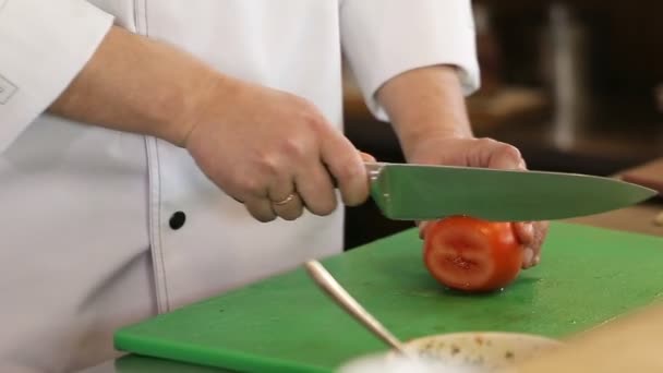 Mujer manos rebanando tomate en la cocina — Vídeos de Stock