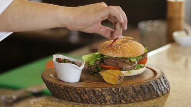Şef yemek hamburger tamamlandıktan — Stok video