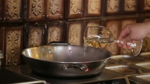 Koki menambahkan anggur putih ke piring — Stok Video