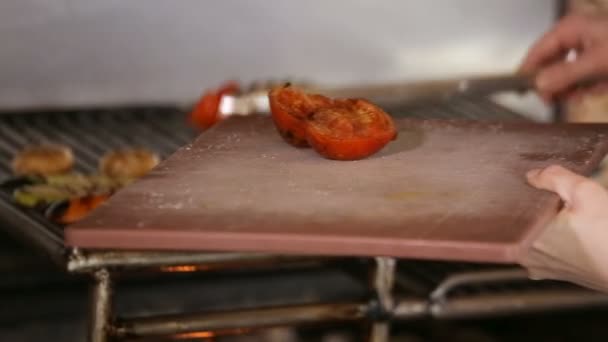 Chef-kok legt groenten van de grill aan boord — Stockvideo