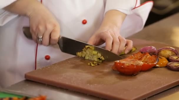 Рука с ножом сократить овощи для жарки — стоковое видео