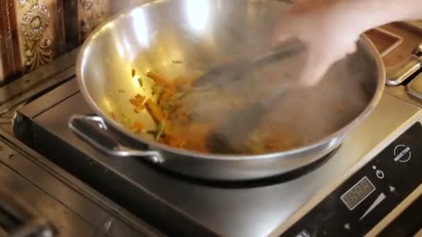 Chef Mezcla Pasta de verduras en sartén — Vídeo de stock