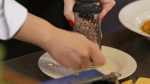 Râper les pâtes de parmesan aux légumes — Video