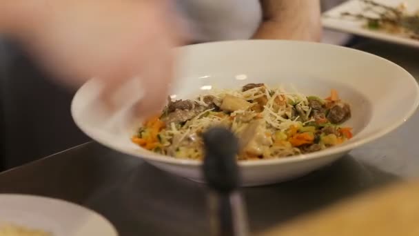 Розкидання пармезану на овочеві макарони — стокове відео