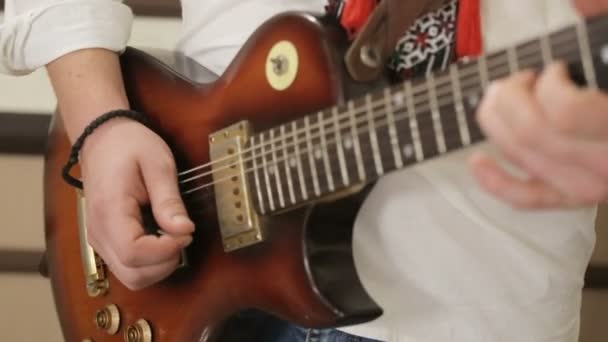 Человек, играющий соло на гитаре — стоковое видео