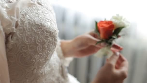 Pengantin wanita memegang boutonniere pada hari pernikahan — Stok Video