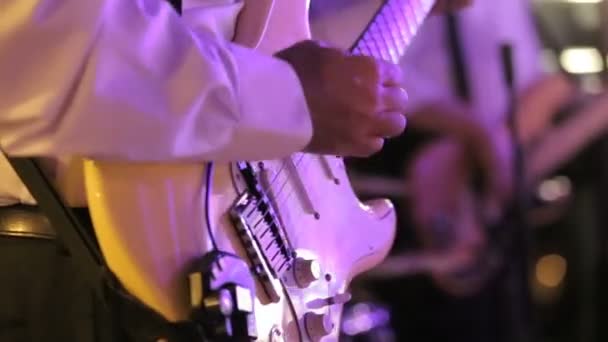 Homem tocando guitarra na festa de casamento — Vídeo de Stock