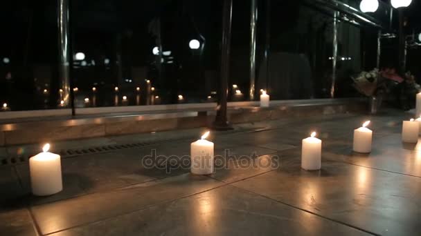 Dolly girato di candele bianche che bruciano con luce morbida della candela . — Video Stock