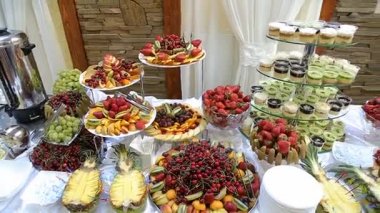Lezzetli meyve - kiraz çilek kivi ananas şeftali armut büfe masa üzerinde.
