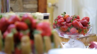Lezzetli meyve kadar-yakın çilek kivi büfe masa üzerinde.
