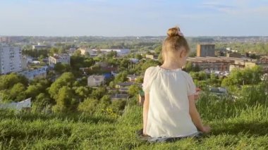 Kamera ve gülümseyen mutlu kız öğrenci çocuk arkasını döner