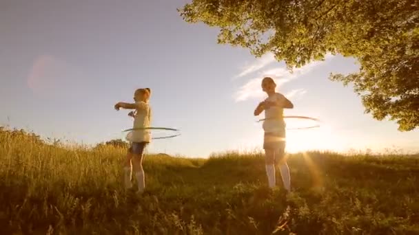 Δύο παιδιά κορίτσια παίζουν με hula-hoop — Αρχείο Βίντεο