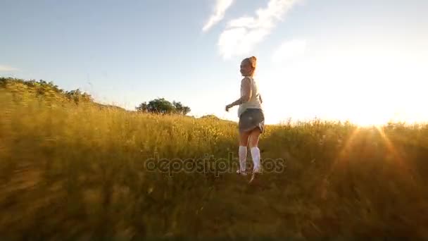 Ładna dziewczyna biegnie od zabawy — Wideo stockowe