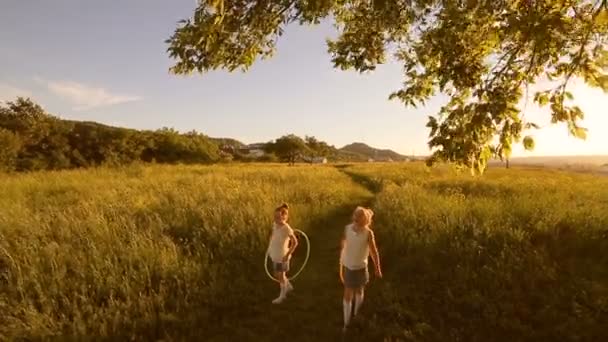 Dua anak perempuan bermain dengan hula-hoop — Stok Video