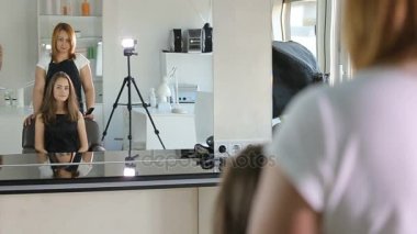 Kuaför, Kuaför genç kız Oda kuaförlük için beyaz makyaj hazırlar.