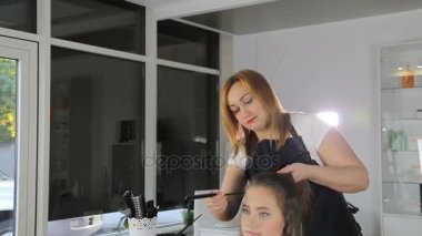 Profesyonel kuaför, stilist genç kız saç boyama