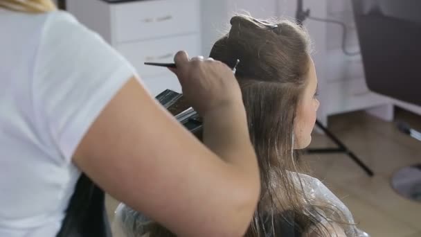 Professionele kapper, stylist kleuren tiener meisje haar — Stockvideo