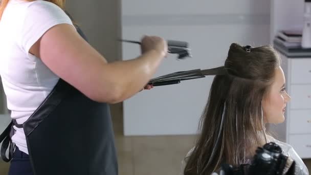 Professionele kapper, stylist kleuren tiener meisje haar — Stockvideo