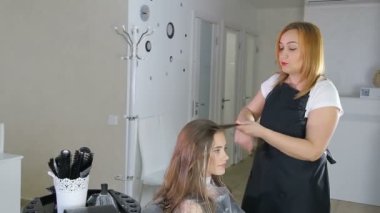 Profesyonel kuaför, stilist genç kız saç boyama