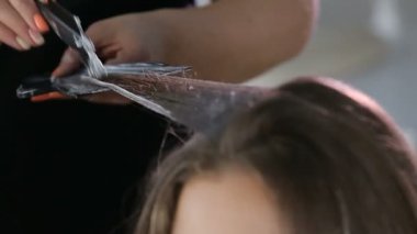 Profesyonel kuaför, genç kız saç boyama stilist kapatın